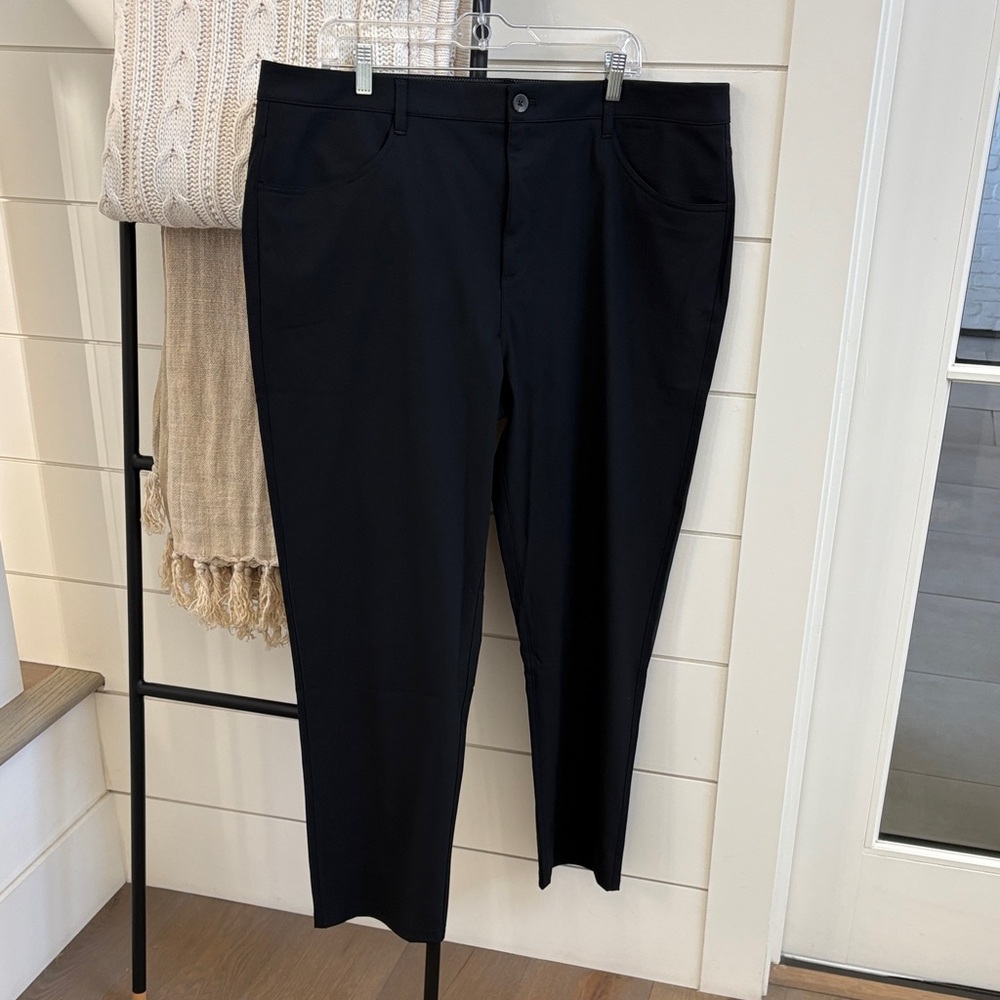 Vuori Meta Pant Classic Fit 30”. Size 38. Color - Black.